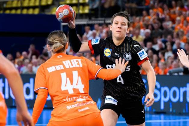 Eindhoven: Handball Frauen Laenderspiel - Niederlande - Deutschland Alina Grijseels (Deutschland) Eindhoven Niederlande