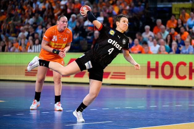 Eindhoven: Handball Frauen Laenderspiel - Niederlande - Deutschland Alina Grijseels (Deutschland) beim Siebenmeter Eindhoven Niederlande