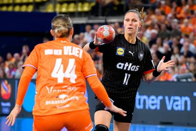 Eindhoven: Handball Frauen Laenderspiel - Niederlande - Deutschland v.li. Nikita van der Vliet (Niederlande), Xenia Smits (Deutschland) Eindhoven Niederlande