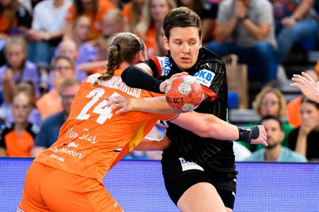 Eindhoven: Handball Frauen Laenderspiel - Niederlande - Deutschland v. li. im Zweikampf Romee Maarschalkeweerd (Niederlande) und Alina Grijseels (Deutschland) Eindhoven Niederlande