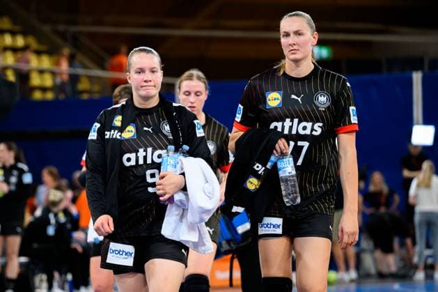 Eindhoven: Handball Frauen Laenderspiel - Niederlande - Deutschland Lisa Antl (Deutschland), Viola Leuchter (Deutschland) unzufrieden enttäuscht enttaeuscht niedergeschlagen frustriert, Eindhoven Niederlande