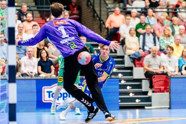 v.l. Malte Semisch (GWD Minden, 01), Mathis Haeseler (VfL Gummersbach, 11) im Torwurf GER, GWD Minden vs. VfL Gummersbach, Handball, 1. Bundesliga, 5. Spieltag, Spielzeit 2025 2026, 19.09.2025 GER, GWD Minden vs. VfL Gummersbach, Handball, 1. Bundesliga, 5. Spieltag, Spielzeit 2025 2026, 19.09.2025 Luebbecke Copyright: xEibner-Pressefoto JanxRollingerx EP_JSK
