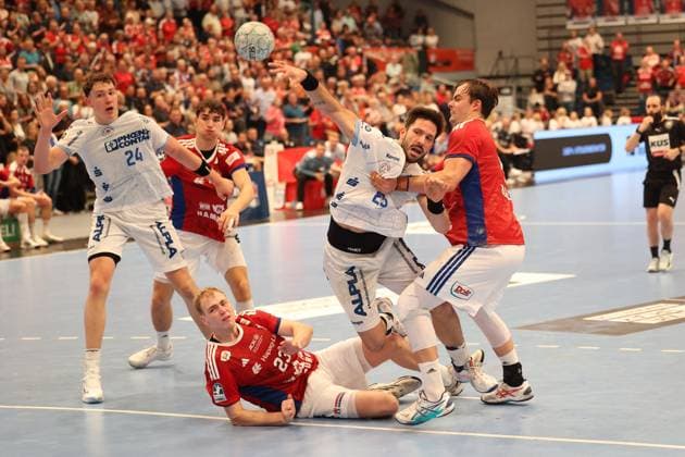 Handball Daikin Handball Bundesliga 2025 2026 - Handball Verein Hamburg vs. TBV Lemgo Joel Joï¿½Willecke (Lemgo),Elias Kofler (Hamburg),Einar Olafsson (Hamburg),Tim Suton (Lemgo),Andreas Magaard (Hamburg), Sporthalle Hamburg Hamburg