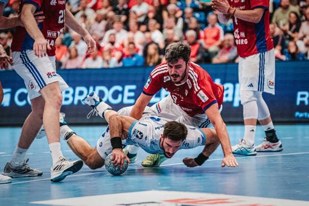 HBL: HSV Hamburg vs. TBV Lemgo Lippe, 19.09.25 Tim Suton (TBV Lemgo Lippe, 23) im Zweikampf mit Jacob Lassen (HSV Hamburg, 9); HSV Hamburg vs. TBV Lemgo Lippe am 19.09.2025 in der Sporthalle Hamburg, Hamburg Copyright: xBEAUTIFULxSPORTS Tonhäuserx
