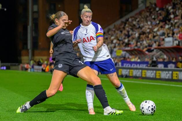 IBethany England (9 Tottenham Hotspur) under pressure from Gracie Prior (28 Manchester City) during the Barclays Women s Super League game between Tottenham Hotspur vs Manchester City at BetWright Stadium in London , England. (Photo by Keeran Marquis Sports Press Photo SPP) Copyright: xKeeranxMarquis SPPx Sportspressphoto_SPR28554