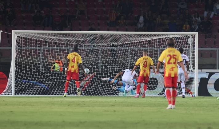 September 19, 2025, Lecce, Italia: US Lecce s Thiago Gabriel scores the goal during the Italian Serie A soccer match US Lecce - Cagliari Calcio at the Via del Mare stadium in Lecce, Italy, 19 September 2025. ANSA ABBONDANZA SCURO LEZZI. Soccer: Serie A; Lecce- Cagliari  - ZUMAa110 20250919_zaf_a110_039 Copyright: xAbbondanzaxScuroxLezzix