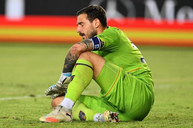Lecce s goalkeeper Wladimiro Falcone (30 US Lecce) in action during the Serie A Enilive soccer matchday 4 between US Lecce and Cagliari Calcio at the Via del Mare Stadium in Lecce, Italy, Friday, September 19, 2025. (Credit Image: Giovanni Evangelista LaPresse)  Copyright: xGiovannixEvangelista LaPressex