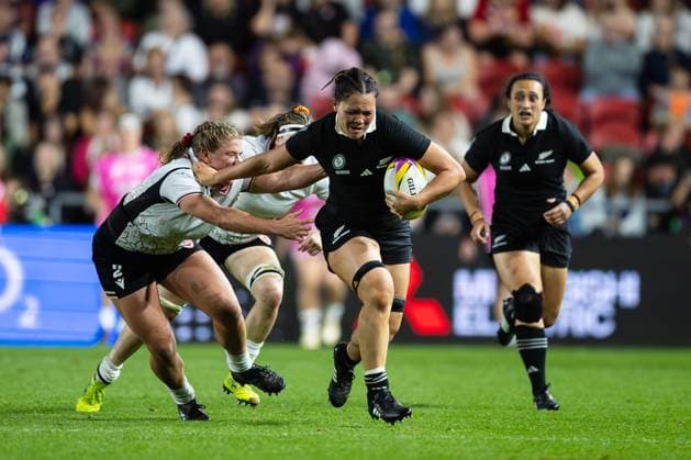 New Zealand Women v Canada Women Women s Rugby World Cup 2025 19 09 2025. Semi-Final Alana Bremner of New Zealand under pressure from Emily Tuttosi during the Women s Rugby World Cup 2025 match between New Zealand Women and Canada Women at Ashton Gate, Bristol, England on 19 September 2025. Bristol Ashton Gate Bristol England Editorial use only , Copyright: xSimonxKingx PSI-22842-0047