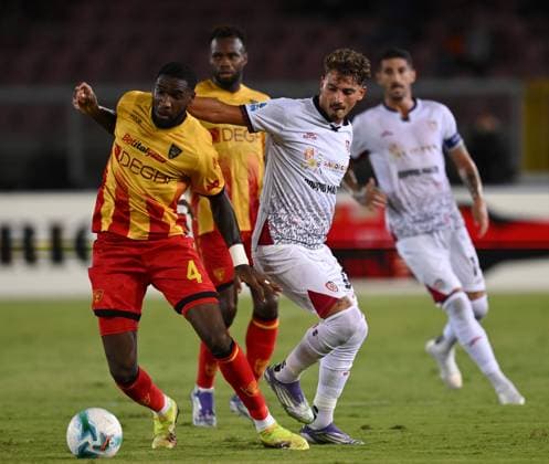 Ci Lecce 19 09 2025 - campionato di calcio serie A Lecce-Cagliari foto Carmelo Imbesi Image nella foto: Sebastiano Esposito-Kiolanda Gaspar 