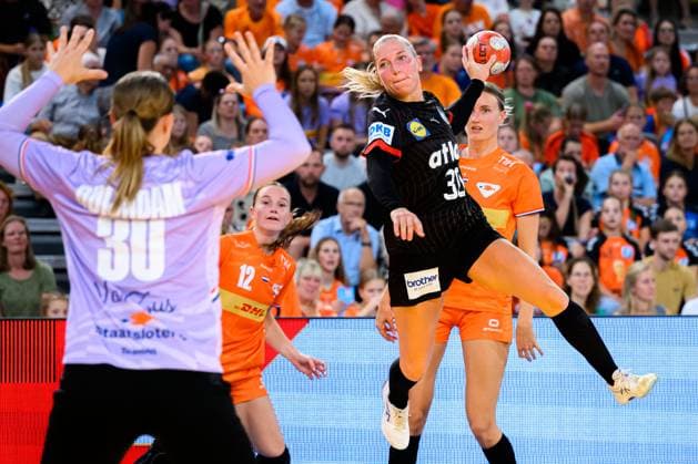 Eindhoven: Handball Frauen Laenderspiel - Niederlande - Deutschland v.li. Torhueterin Rinka Duijndam (Niederlande), Jenny Behrend (Deutschland) Eindhoven Niederlande