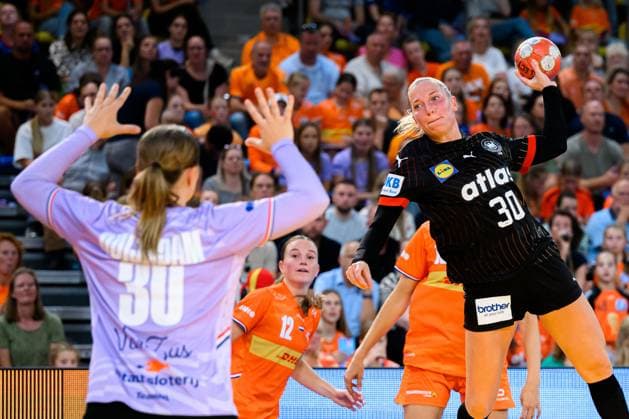 Eindhoven: Handball Frauen Laenderspiel - Niederlande - Deutschland v.li. Torhueterin Rinka Duijndam (Niederlande), Jenny Behrend (Deutschland) Eindhoven Niederlande