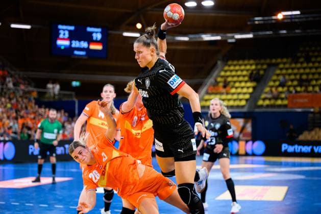 Eindhoven: Handball Frauen Laenderspiel - Niederlande - Deutschland Xenia Smits (Deutschland) Eindhoven Niederlande