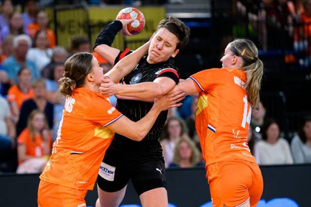 Eindhoven: Handball Frauen Laenderspiel - Niederlande - Deutschland v. li. im Zweikampf Merel Freriks (Niederlande), Alina Grijseels (Deutschland), Judith van der Helm (Niederlande) Eindhoven Niederlande