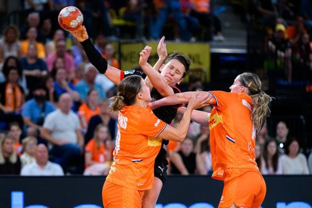 Eindhoven: Handball Frauen Laenderspiel - Niederlande - Deutschland v. li. im Zweikampf Merel Freriks (Niederlande), Alina Grijseels (Deutschland), Judith van der Helm (Niederlande) Eindhoven Niederlande