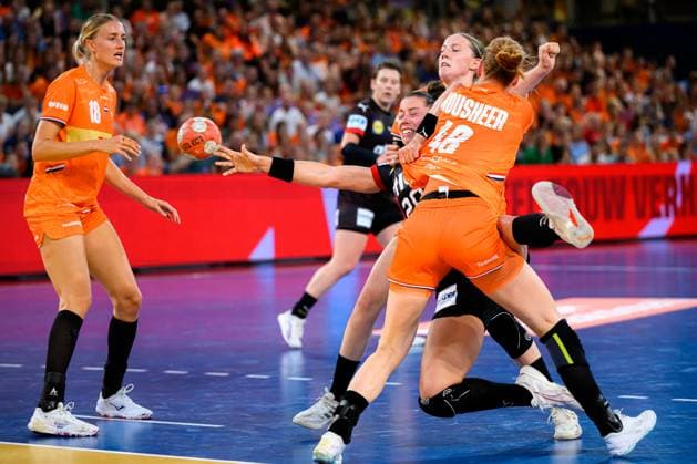 Eindhoven: Handball Frauen Laenderspiel - Niederlande - Deutschland v. li. im Zweikampf Emily Vogel (Deutschland) und Dione Housheer (Niederlande) Eindhoven Niederlande