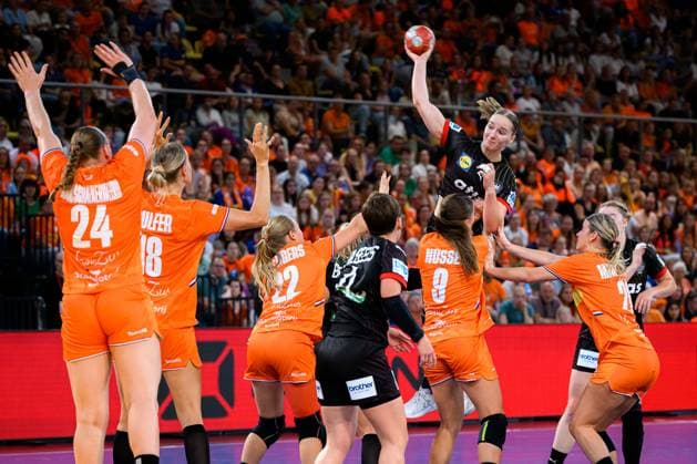 Eindhoven: Handball Frauen Laenderspiel - Niederlande - Deutschland v.li. Romee Maarschalkeweerd (Niederlande), Kelly Dulfer (Niederlande), Zoe Sprengers (Niederlande), Alina Grijseels (Deutschland), Larissa Nuesser Nüsser (Niederlande), Nina Engel (Deutschland), Angela Malestein (Niederlande) Eindhoven Niederlande