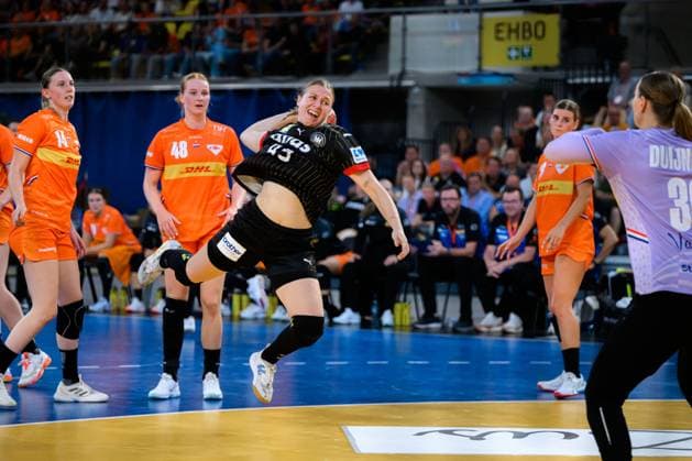 Eindhoven: Handball Frauen Laenderspiel - Niederlande - Deutschland Jolina Huhnstock (Deutschland), Torhueterin Yara Ten Holte (Niederlande) Eindhoven Niederlande