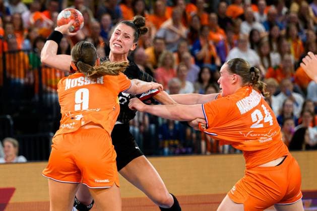 Eindhoven: Handball Frauen Laenderspiel - Niederlande - Deutschland v. li. im Zweikampf Larissa Nuesser Nüsser (Niederlande), Emily Vogel (Deutschland), Romee Maarschalkeweerd (Niederlande) Eindhoven Niederlande