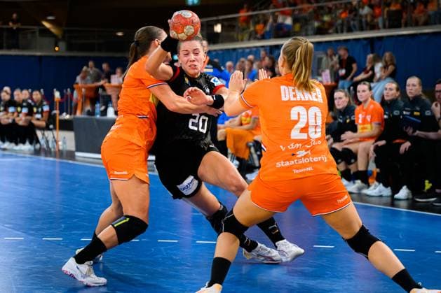 Eindhoven: Handball Frauen Laenderspiel - Niederlande - Deutschland Emily Vogel (Deutschland), Sarah Dekker (Niederlande) Eindhoven Niederlande