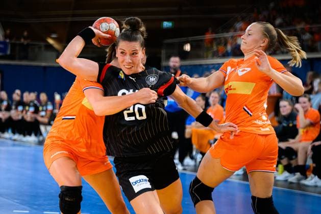 Eindhoven: Handball Frauen Laenderspiel - Niederlande - Deutschland Emily Vogel (Deutschland) Eindhoven Niederlande