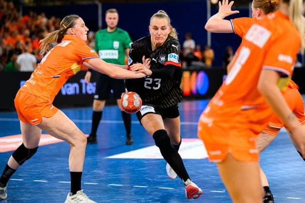 Eindhoven: Handball Frauen Laenderspiel - Niederlande - Deutschland v.li. Alieke van Maurik (Niederlande), Annika Lott (Deutschland) Eindhoven Niederlande