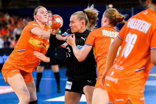 Eindhoven: Handball Frauen Laenderspiel - Niederlande - Deutschland v. li. im Zweikampf Annika Lott (Deutschland) und Dione Housheer (Niederlande) Eindhoven Niederlande