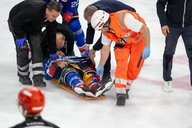 DEL, Deutsche Eishockey Liga Saison 2025 26, 3. Spieltag: Adler Mannheim gegen Eisbären Berlin***Bild: Der verletzte Luke Esposito (19, Mannheim) wird vom Eis gebracht *** DEL, Deutsche Eishockey Liga Saison 2025 26, 3 Spieltag Adler Mannheim vs Eisbären BerlinBild The injured Luke Esposito 19, Mannheim is taken off the ice Copyright: xUdoxHerrmannx