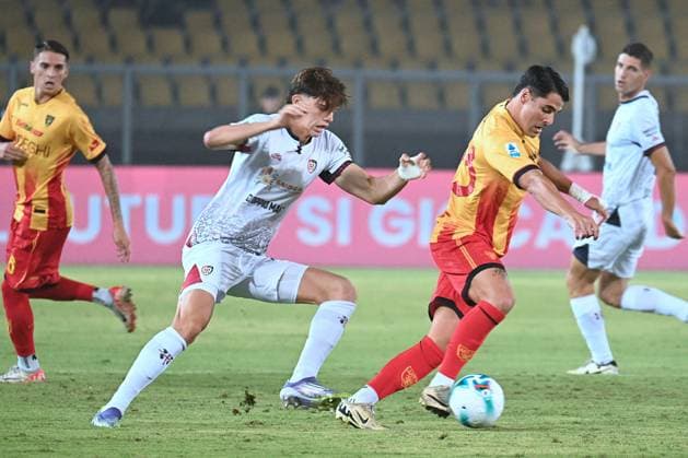 CALCIO - Serie A - US Lecce vs Cagliari Calcio Sottil Riccardo (Us Lecce) in action during US Lecce vs Cagliari Calcio, Italian soccer Serie A match in Lecce, Italy, September 19 2025 Lecce Italy  Copyright: xIPAxSport ABACAx