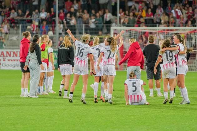 Google Pixel Frauen-Bundesliga: SC Freiburg vs. Hamburger SV, 19.09.2025 Die Freiburger Spielerinnen die nach Spielende sich feiern Google Pixel Frauen-Bundesliga: SC Freiburg vs. Hamburger SV, Dreisamstadion, 19.09.2025 DFB DFL REGULATIONS PROHIBIT ANY USE OF PHOTOGRAPHS AS IMAGE SEQUENCES AND OR QUASI-VIDEO. Copyright: xBEAUTIFULxSPORTS Boscox