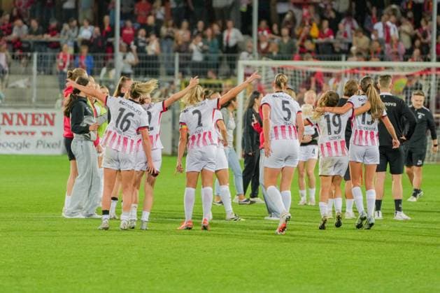 Google Pixel Frauen-Bundesliga: SC Freiburg vs. Hamburger SV, 19.09.2025 Die Freiburger Spielerinnen die nach Spielende sich feiern Google Pixel Frauen-Bundesliga: SC Freiburg vs. Hamburger SV, Dreisamstadion, 19.09.2025 DFB DFL REGULATIONS PROHIBIT ANY USE OF PHOTOGRAPHS AS IMAGE SEQUENCES AND OR QUASI-VIDEO. Copyright: xBEAUTIFULxSPORTS Boscox