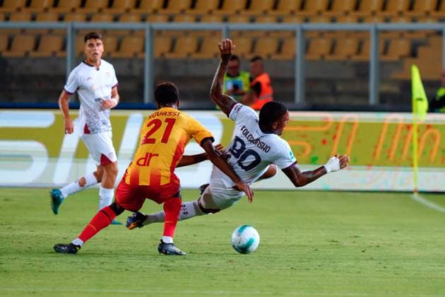 CALCIO - Serie A - US Lecce vs Cagliari Calcio Michael Folorunsho of Cagliari Calcio in action against Owen Kouassi of US Lecce during US Lecce vs Cagliari Calcio, Italian soccer Serie A match in Lecce, Italy, September 19 2025 Lecce Italy  Copyright: xIPAxSport ABACAx