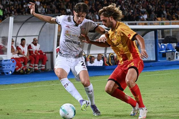 CALCIO - Serie A - US Lecce vs Cagliari Calcio Marco Palestra (Cagliari Calcio) against Gallo Antonino (Us Lecce) during US Lecce vs Cagliari Calcio, Italian soccer Serie A match in Lecce, Italy, September 19 2025 Lecce Italy  Copyright: xIPAxSport ABACAx