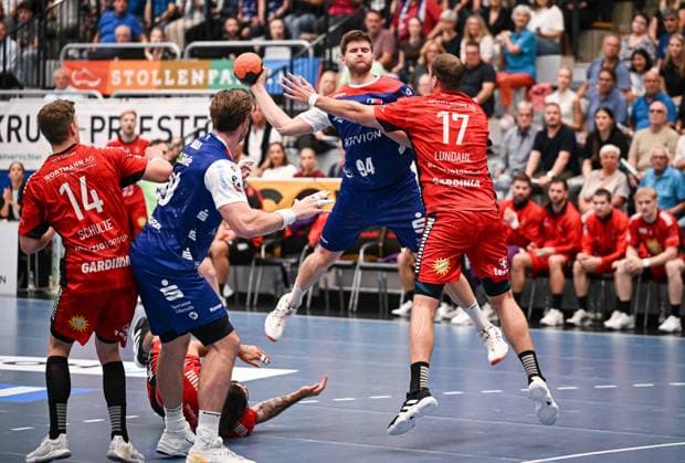 Handball 2. Bundesliga 2025 2026 19.09.2025 HBW Balingen-Weilstetten - TuS N-Luebbecke Georg Poehle (Mitte, Nr. 94, HBW Balingen-Weilstetten) gegen Jacob Lundahl (re, TuS N-Luebbecke)