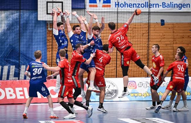 Handball 2. Bundesliga 2025 2026 19.09.2025 HBW Balingen-Weilstetten - TuS N-Luebbecke HBW Balingen-Weilstetten Abwehrmauer gegen den Freiwurf von Sven Wesseling (re Nr. 24, TuS N-Luebbecke) *** Handball 2 Bundesliga 2025 2026 19 09 2025 HBW Balingen Weilstetten TuS N Luebbecke HBW Balingen Weilstetten defensive wall against the free throw of Sven Wesseling re Nr 24, TuS N Luebbecke