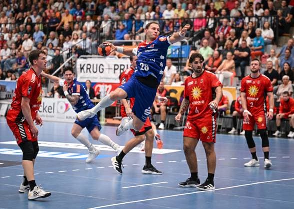 Handball 2. Bundesliga 2025 2026 19.09.2025 HBW Balingen-Weilstetten - TuS N-Luebbecke Tobias Heinzelmann (Mitte, HBW Balingen-Weilstetten) gegen Max Santos (re, TuS N-Luebbecke)