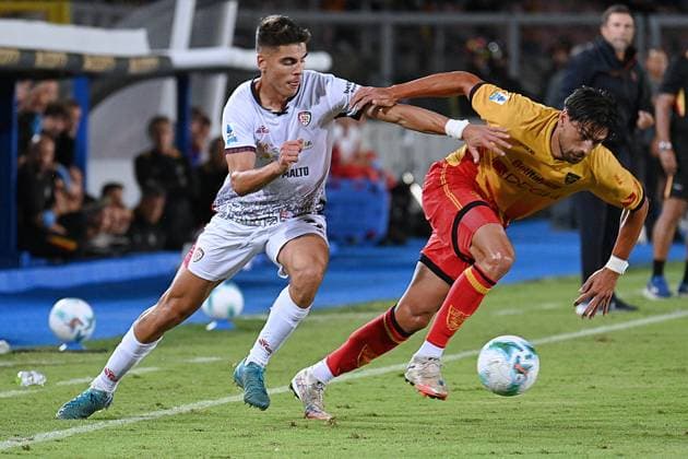 Marco Palestra (Cagliari Calcio) against Santiago Pierotti (Us Lecce) during US Lecce vs Cagliari Calcio, Italian soccer Serie A match in Lecce, Italy, September 19 2025  Copyright: xPasqualexGolia IPAxSportx xipa-agency.netx xx IPA_65262136 IPA_Agency_IPA65262136