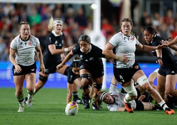 Kennedy Tukuafu of New Zealand and Sophie de Goede of Canada chase the loose ball. New Zealand Black Ferns v Canada, Women’s Rugby World Cup Semi Final match at Ashton Gate Stadium, Bristol, England on Friday 19 September 2025. Photo credit: Matthew Impey Bristol United Kingdom Copyright: xx