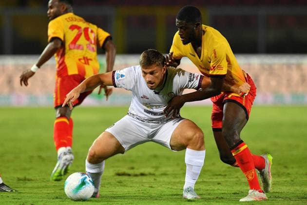 Lecce™s central defender Kialonda Gaspar (4 US Lecce) and Cagliari s center forward Semih KÄ±lÄ±csoy (9 Cagliari Calcio) in action during the Serie A Enilive soccer matchday 4 between US Lecce and Cagliari Calcio at the Via del Mare Stadium in Lecce, Italy, Friday, September 19, 2025. (Credit Image: Giovanni Evangelista LaPresse)  Copyright: xGiovannixEvangelista LaPressex