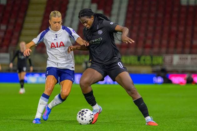 BetWright Stadium, Brisbane Road September 19 2025 Khadija Shaw (9 Manchester City) and Charlotte Grant (2 Tottenham Hotspur) during the Barclays Women s Super League game between Tottenham Hotspur vs Manchester City at BetWright Stadium in London , England. (Photo by Keeran Marquis Sports Press Photo SPP) (Keeran Marquis SPP) Copyright: xKeeranxMarquis SPPx Sportspressphoto_SPR28668