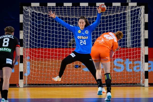 Eindhoven: Handball Frauen Laenderspiel - Niederlande - Deutschland Torhueterin Sarah Wachter (Deutschland), Dione Housheer (Niederlande) Eindhoven Niederlande