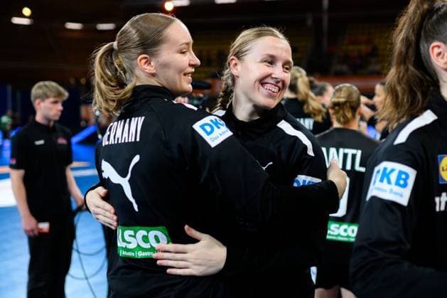 Eindhoven: Handball Frauen Laenderspiel - Niederlande - Deutschland Nieke Kühne Kuehne (Deutschland), Jolina Huhnstock (Deutschland) Eindhoven Niederlande