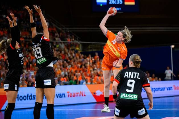 Eindhoven: Handball Frauen Laenderspiel - Niederlande - Deutschland v.li. Annika Lott (Deutschland), Aimee von Pereira (Deutschland), Judith van der Helm (Niederlande) Eindhoven Niederlande