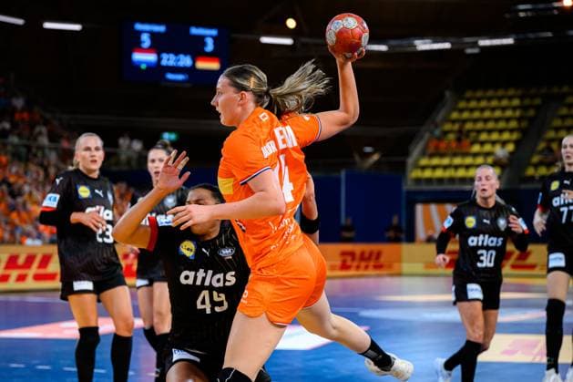 Eindhoven: Handball Frauen Laenderspiel - Niederlande - Deutschland Nikita van der Vliet (Niederlande) Eindhoven Niederlande