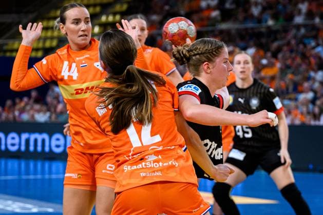 Eindhoven: Handball Frauen Laenderspiel - Niederlande - Deutschland v. li. im Zweikampf Bo van Wetering (Niederlande), Nina Engel (Deutschland) Eindhoven Niederlande