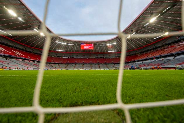 17.09.2025, Fussball UEFA Championsleague 2025 2026: 1.Spieltag, FC Bayern München - FC Chelsea, in der Allianz-Arena München. Ansicht durchs Tornetz, das Stadion noch leer.