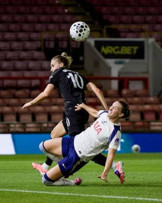 London, England, September 19 2025: Vivianne Miedema (10 Manchester City) and Clare Hunt (15 Tottenham Hotspur) in action during the Womens Super League game between Tottenham Hotspur and Manchester City at Brisbane Road in London, England. (Photo by Pedro Porru Sports Press Photo SPP) Copyright: xPedroxPorrux xSPPx Sportspressphoto_SPR28743
