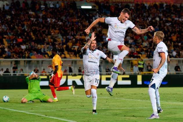Andrea Belotti of Cagliari Calcio celebrates after scoring a goal with teammates during US Lecce vs Cagliari Calcio, Italian soccer Serie A match in Lecce, Italy, September 19 2025  Copyright: xEmmanuelexMastrodonato IPAxSportx xipa-agency.netx xx IPA_65268893 IPA_Agency_IPA65268893