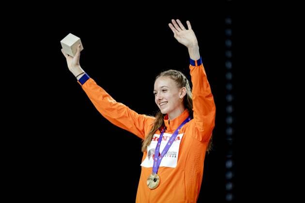 TOKYO - Femke Bol with her gold medal in the 400-meter hurdles during the medal ceremony of the World Athletics Championships at the Japan National Stadium. ANP ROBIN VAN LONKHUIJSEN xVIxANPxSportx xxANPxIVx 536925150 originalFilename: 536925150.jpg