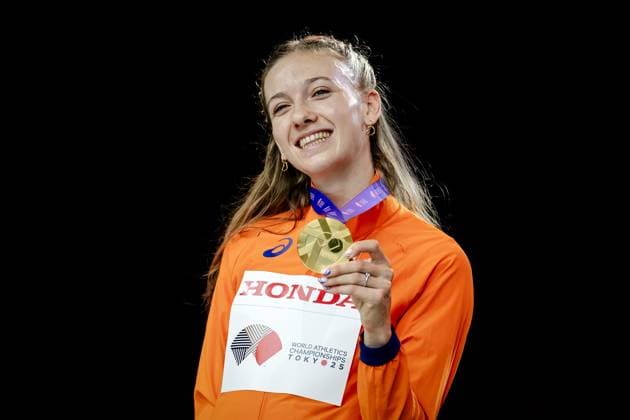 TOKYO - Femke Bol with her gold medal in the 400-meter hurdles during the medal ceremony of the World Athletics Championships at the Japan National Stadium. ANP ROBIN VAN LONKHUIJSEN xVIxANPxSportx xxANPxIVx 536925528 originalFilename: 536925528.jpg