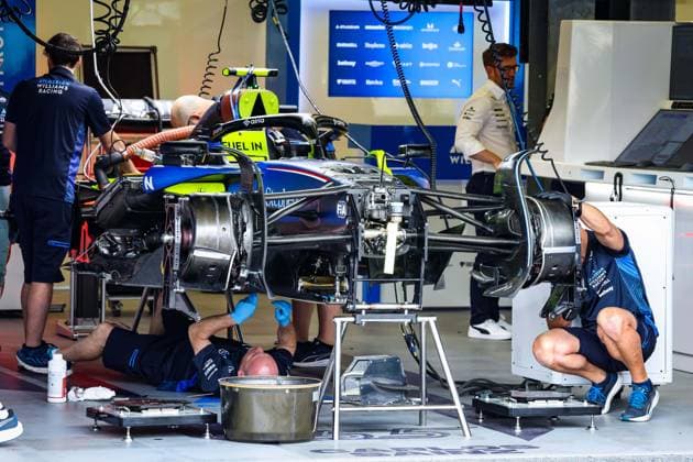 F1 - AZERBAIJAN GRAND PRIX 2025 Williams Racing FW47, mechanical detail in the garage, box, with mechanics during the 2025 Formula 1 Qatar Airways Azerbaijan Grand Prix, 17th round of the 2025 FIA Formula One World Championship, WM, Weltmeisterschaft from September 19 to 21, 2025 on the Baku City Circuit, in Baku, Azerbaijan - BakuAzerbaijan  Copyright: xFLORENTxGOODENx